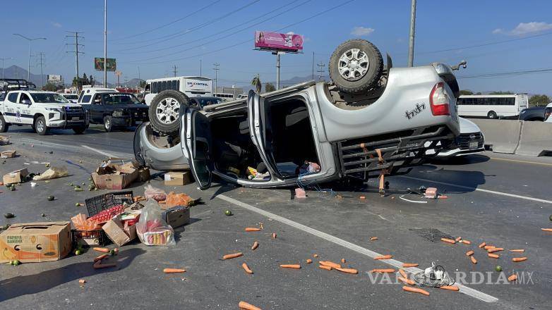 $!La camioneta Ford Ranger invadió dos carriles tras perder el control en el bulevar Los Fundadores.