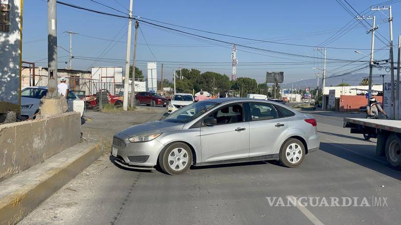 $!El vehículo Ford Focus quedó inmovilizado tras impactar contra la banqueta en el bulevar Jesús Valdés Sánchez.