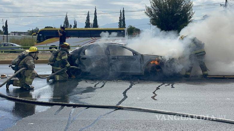 $!Bomberos de la estación Río Bravo acudieron de inmediato al lugar del siniestro y lograron controlar las llamas que mantenían el tránsito detenido en la vialidad.