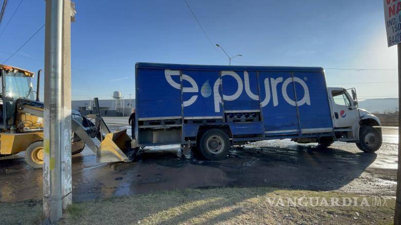 $!Personal de la empresa intentó retirar el camión con un bulldozer, pero el peso lo hizo imposible.