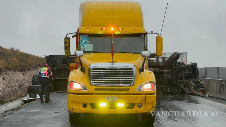 $!Maniobras de grúa permitieron retirar la unidad y reabrir la circulación hacia Saltillo.