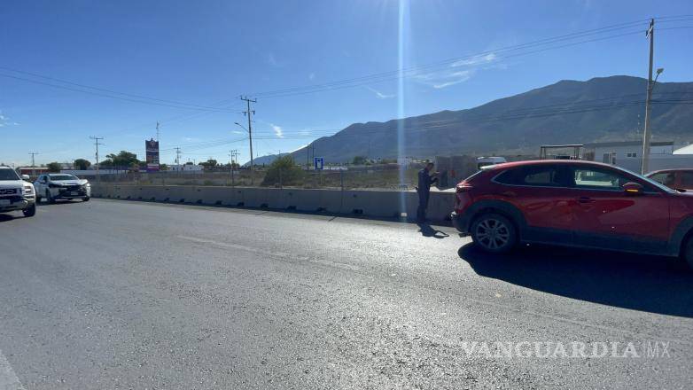 $!Elementos de la Policía del Estado acudieron al sitio para coordinar el flujo vehicular y llevar a cabo el peritaje correspondiente para determinar responsabilidades.