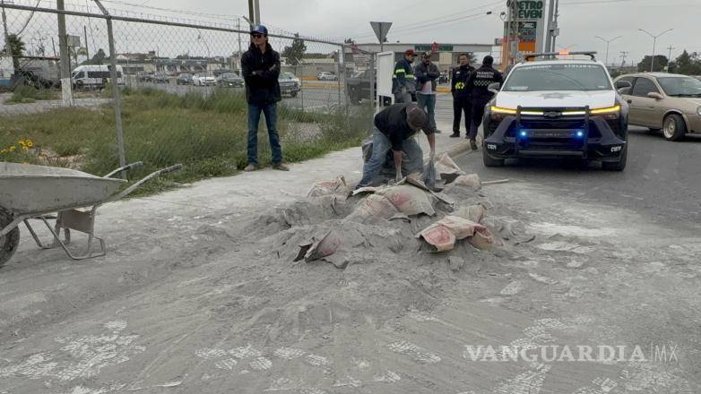$!Varios bultos de cemento quedaron sobre el pavimento tras caer de un camión de plataforma en Saltillo.