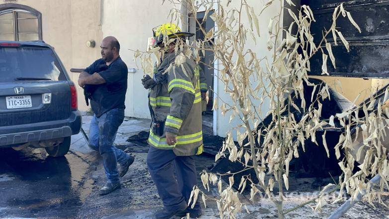 $!El dueño de la camioneta logró poner a salvo a un gato.