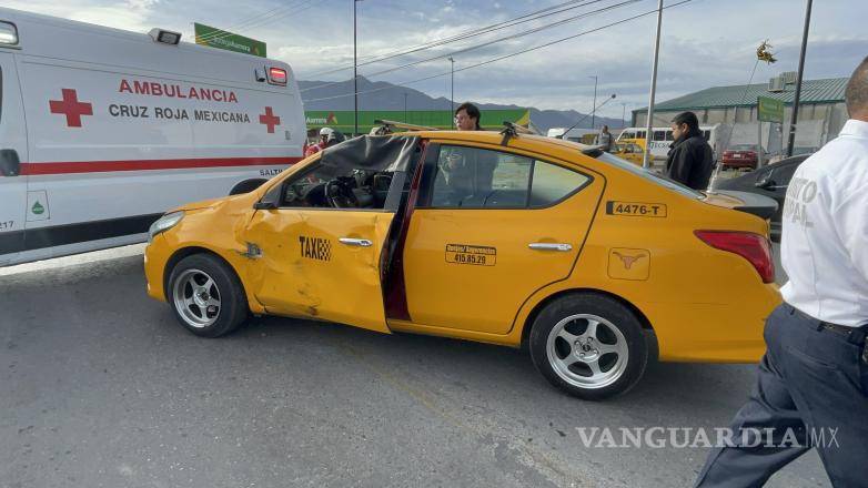 $!El conductor del Nissan Versa, Arnulfo “N”, quedó asegurado por las autoridades tras el accidente en el que el motociclista resultó lesionado.