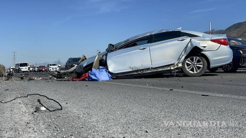 $!Personal del Cuerpo de Bomberos de Derramadero confirmó el fallecimiento del conductor, quien quedó parcialmente expulsado del automóvil debido a la fuerza del impacto.