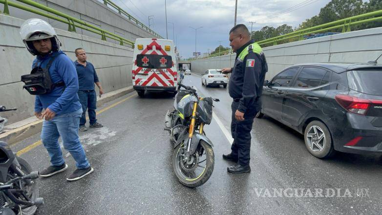 $!Paramédicos trasladaron a un motociclista lesionado luego de derrapar sobre los carriles del periférico Luis Echeverría Álvarez.