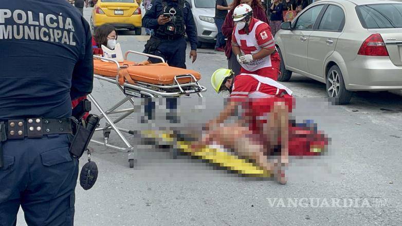 $!Una ambulancia de la Cruz Roja llega rápidamente al lugar para brindar asistencia al joven con graves lesiones en el cuello.