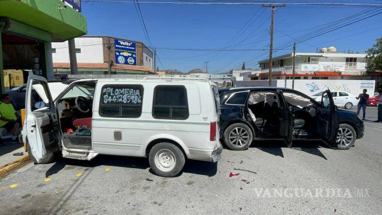 $!El impacto lateral provocó que una camioneta estacionada, fuera empujada contra unas protecciones tubulares.