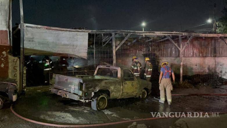 $!Herramienta y maquinaria quedaron reducidas a cenizas luego del fuego registrado durante la madrugada.