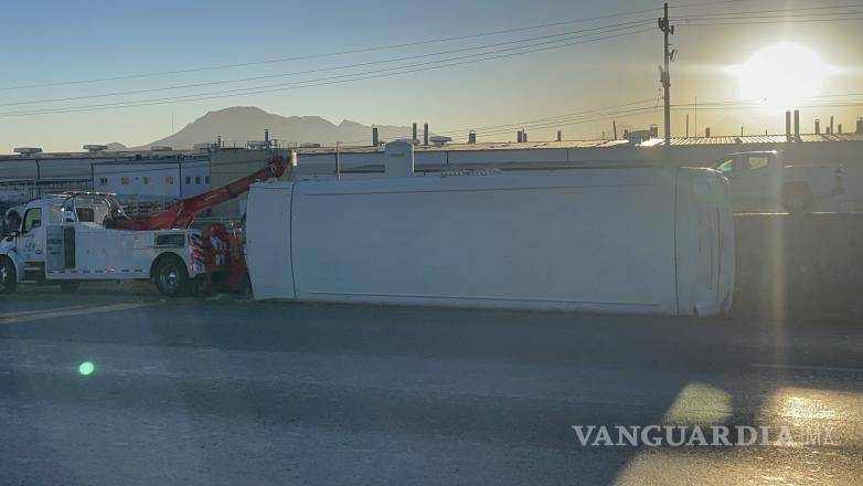 $!Transporte de personal volcó sobre el libramiento Óscar Flores Tapia, dejando varios lesionados.