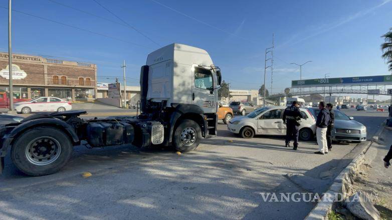 $!Tras una maniobra incorrecta realizada por el operador de un tractocamión, dos automóviles resultaron impactados sobre una de las vialidades con mayor flujo vehicular de Saltillo, aunque no se reportaron personas lesionadas.