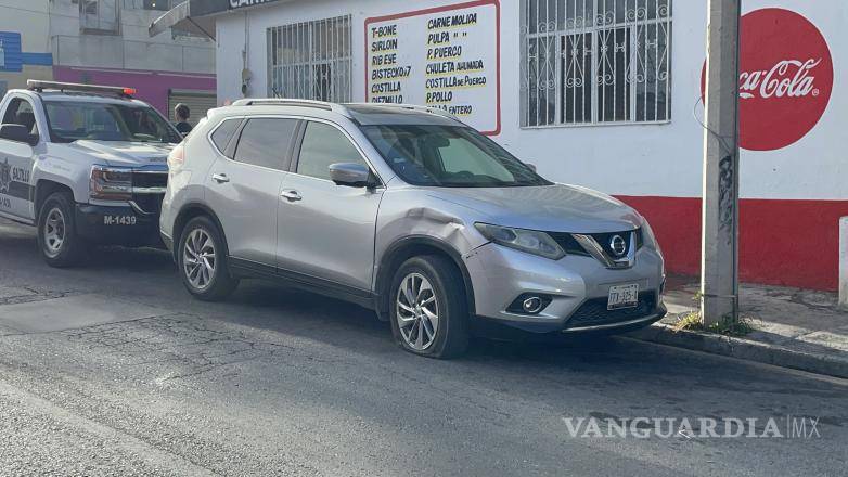 $!La conductora de la camioneta informó que iba sobre su carril y de pronto, el camión que estaba momentos antes subiendo transporte, se le metió en el camino cortándole la circulación.