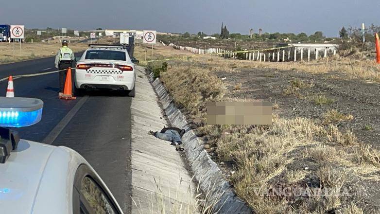 $!El cuerpo fue localizado a un costado de la autopista Saltillo-Torreón, a la altura del kilómetro 5.