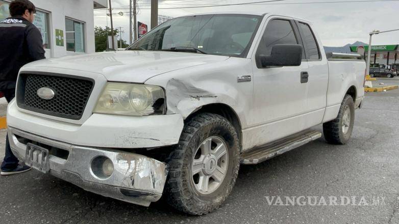 $!La camioneta Ford Lobo impactó la parte trasera del vehículo compacto al no frenar a tiempo.