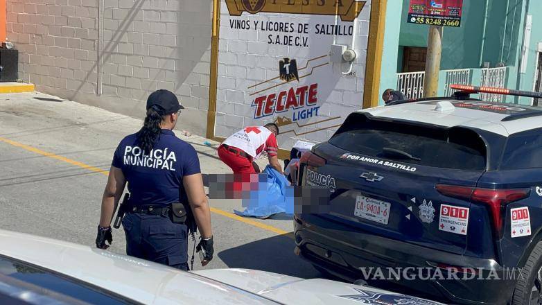 $!Vecinos identificaron a la persona como “La Chapis”, quien presentaba golpes en rostro y mano derecha al momento del hallazgo.