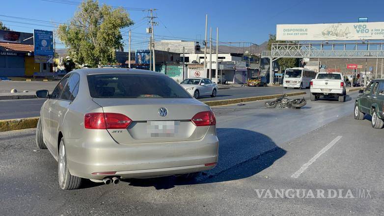 $!Unidades de emergencia y tránsito acudieron al reporte del choque registrado la mañana de este jueves.