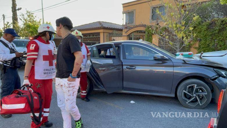 $!Paramédicos de la Cruz Roja atendieron al joven, quien debido a las lesiones requirió de traslado a un hospital.