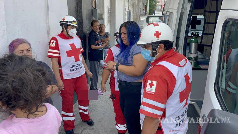 $!Personal de la Cruz Roja valoro a los ocupantes de los vehículos involucrados.