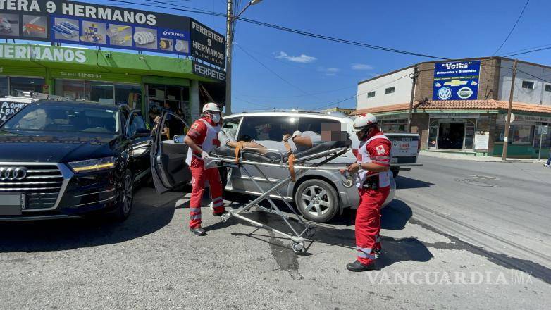 $!La conductora del Nissan Quest y una acompañante de la camioneta Audi fueron trasladadas a diferentes hospitales de la ciudad para recibir atención médica.