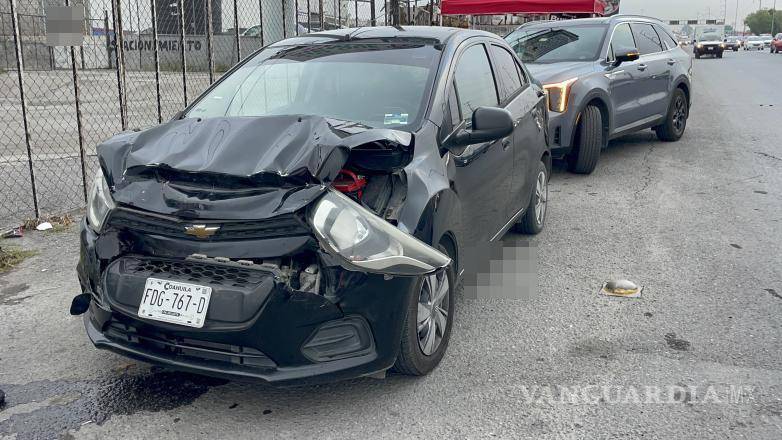 $!Conductores y pasajeros solo presentaron golpes leves tras el impacto.