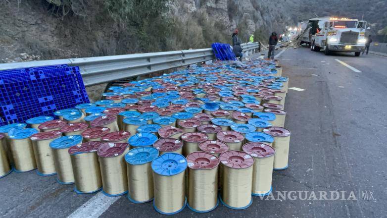 $!La carga de rollos de acero habría provocado la pérdida de control.
