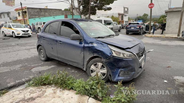 $!El Nissan March terminó impactándose contra otro automóvil al continuar su trayectoria en el cruce.