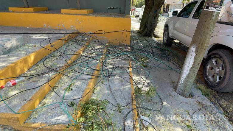 $!Los cables derribados por el camión de carga, dejando sin servicios a varios hogares del Fraccionamiento Urdiñola.