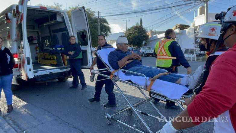 $!Salvador “N”, de 60 años, fue trasladado al hospital tras quedar desorientado y con heridas en el pavimento.