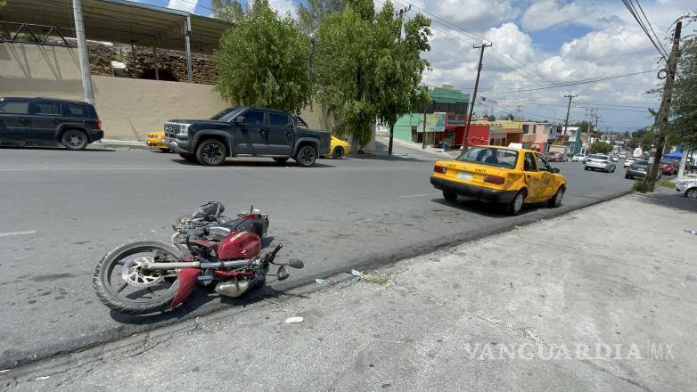 $!El taxista, identificado como Marco Antonio “N”, realizó un giro en U que provocó la caída del motociclista sobre el pavimento.
