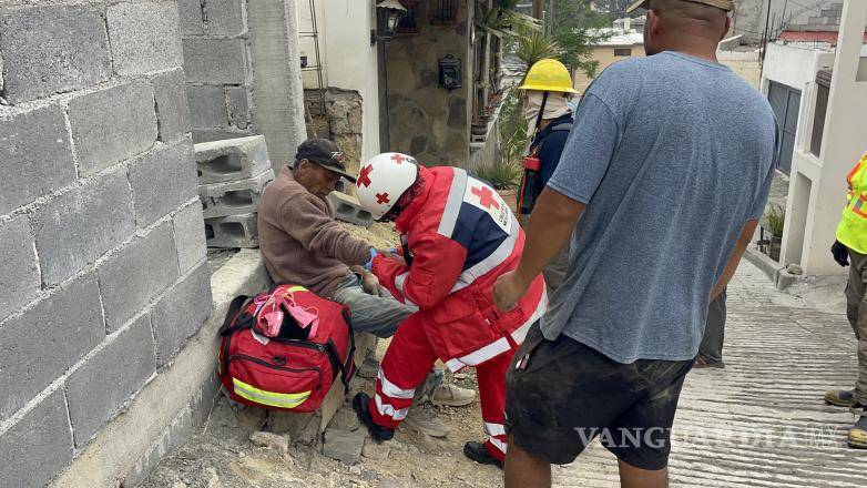 $!El colapso de una dala y parte de una pared dejó atrapado por varios minutos a un albañil que trabajaba en una construcción de la colonia Burócratas del Estado.