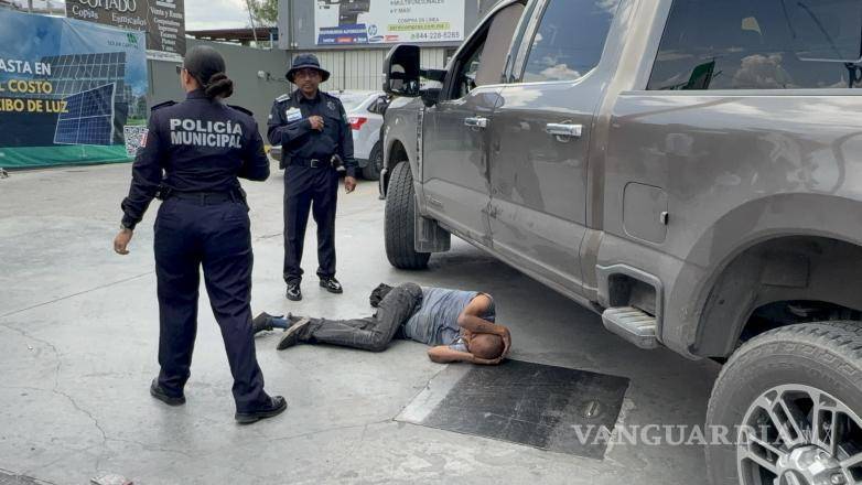 $!La camioneta Ford F-250 quedó en el lugar tras el accidente registrado en el Centro de Saltillo.