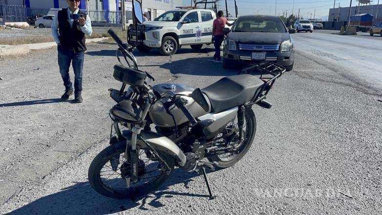 $!El motociclista Ángel Alejandro sufrió fracturas en el brazo y lesiones en el rostro tras el choque ocurrido en la mañana.