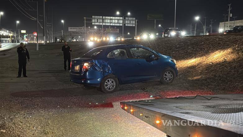 $!Paramédicos de la Cruz Roja acudieron al lugar para valorar a la conductora, quien no requirió traslado hospitalario.