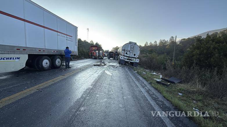 $!Elementos de distintas corporaciones coordinaron labores de auxilio en el sitio, mientras se realizaban maniobras para retirar los vehículos siniestrados.