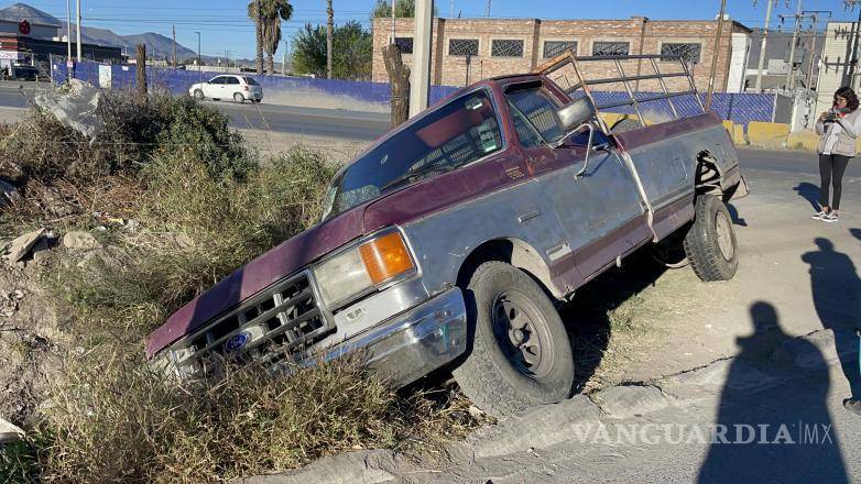 $!La camioneta Chevrolet quedó atrapada en el drenaje después del incidente causado por la luz solar directa.