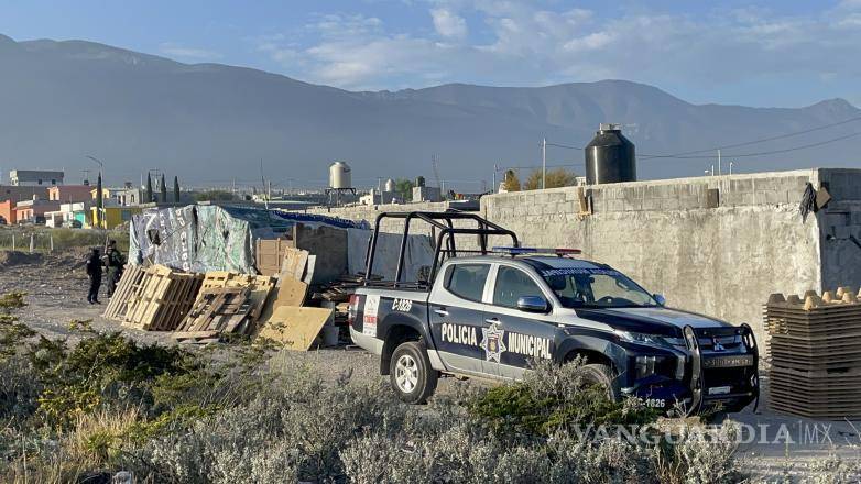 $!Agentes de la Policía Municipal y socorristas de la Cruz Roja llegaron al lugar del incidente para confirmar el fallecimiento y asegurar la escena del crimen.