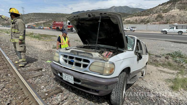 $!Testigos señalaron que el conductor de la camioneta huyó del lugar después del accidente, dejando abandonado a su acompañante herido.