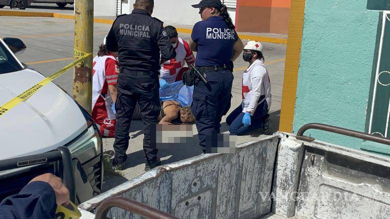 $!Personal de la Cruz Roja acudió al cruce de Mariano Abasolo y Francisco Zarco para confirmar que la víctima ya no contaba con signos vitales.