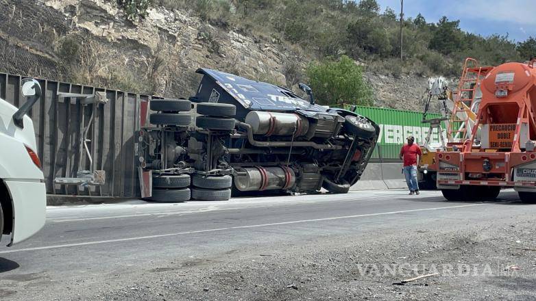 $!El operador del vehículo, identificado como Marco Antonio, no presentó lesiones de gravedad tras el accidente ocurrido en el kilómetro 231.