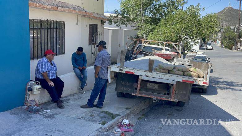 $!Avanza camión durante descarga, trabajador salta y termina lesionado en Saltillo