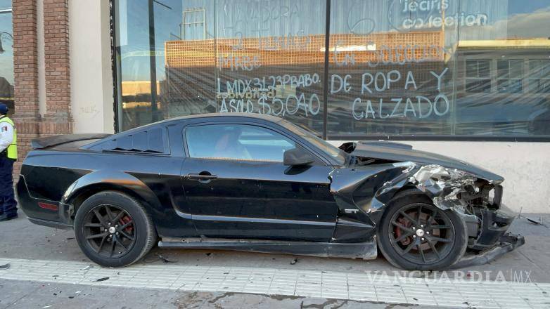 $!El auto quedó arriba de la banqueta.