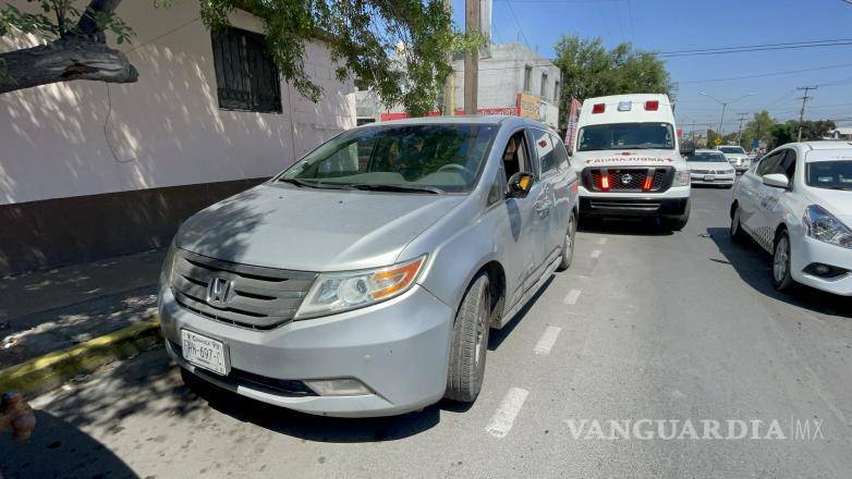 $!El accidente ocurrió cuando una camioneta realizó una vuelta en “U” inesperada, provocando que el motociclista se impactara y cayera al pavimento.