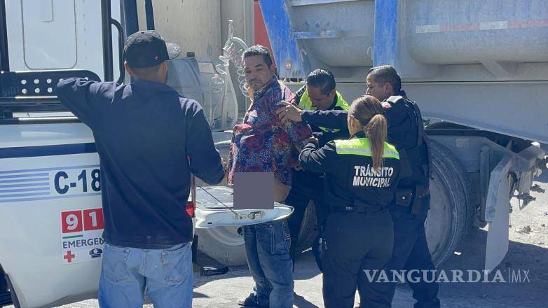 $!El conductor señalado como responsable fue detenido por elementos de la Policía Municipal.