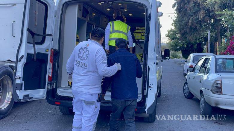 $!Padre e hija fueron atendidos en el lugar del accidente por paramédicos de la Secretaría de Salud.