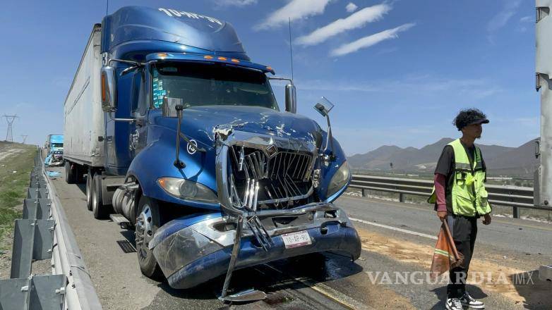 $!Paramédicos brindaron atención a uno de los conductores involucrados para valorar su estado de salud en el lugar del percance.