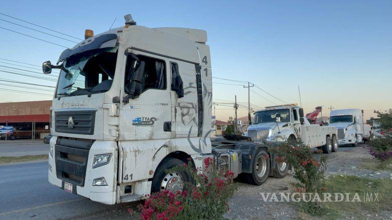 $!La carga del tráiler fue transferida a otra unidad para que llegara a su destino, en un proceso que se extendió varias horas.