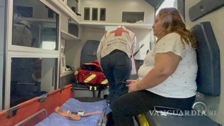 $!Paramédicos de la Cruz Roja atendieron a cuatro mujeres, tres de ellas pasajeras de la camioneta Rav4.