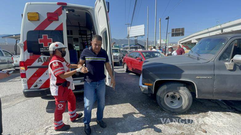 $!Autoridades de la Policía Municipal de Tránsito tomó conocimiento del accidente ocurrido a las 09:00 horas en la calle Otilio González, mientras paramédicos de la Cruz Roja asistían a los implicados.