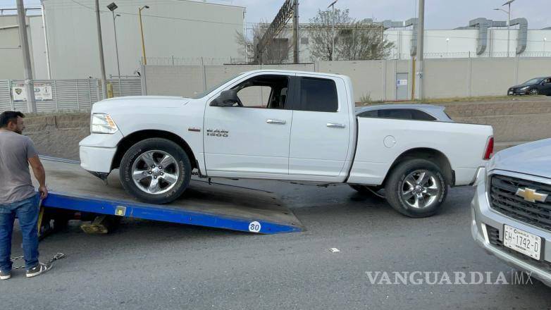 $!Una grúa tuvo que remolcar la camioneta debido a fallas mecánicas reportadas.